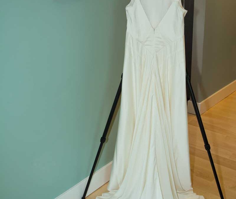hanger {padded beige, ivory or white; black velvet; wooden – lt. or dk.}